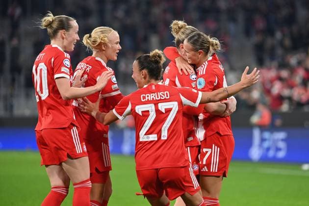 kollektiiver Torjubel nach Tor zum 3-2, Jubel,Freude,Begeisterung, Aktion. FC Bayern Muenchen - Arsenal WFC Fussball Champions League der Frauen Matchday 3 am 12.11.2025 A L L I A N Z A R E N A .