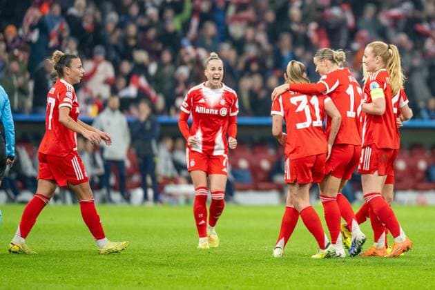 Torjubel zum 2:2, Giulia Gwinn 7 (FC Bayern Muenchen Frauen), FC Bayern Frauen Muenchen - FC Arsenal, Champions League 3. Spieltag, 12.11.25 DFB regulations prohibit any use of photographs as image sequences and or quasi-video. (kolbert-press) Muenchen Bayern Deutschland