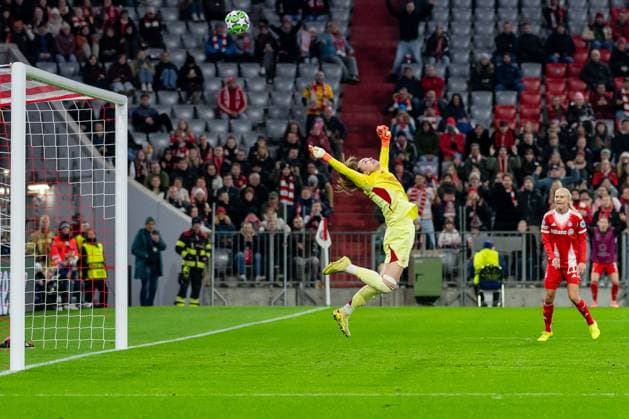 Daphne Van Domselaar (Torfrau, Arsenal Woman FC, 14) im Glueck, dieser Ball geht ueber das Tor GER, FC Bayern Muenchen Frauen vs. Arsenal Woman FC, Fussball, Champions League Frauen, Ligaphase 3. Spieltag , Saison 2025 2026, 12.11.2025. GER, FC Bayern Muenchen Frauen vs. Arsenal Woman FC, Fussball, Champions League Frauen, Ligaphase 3. Spieltag , Saison 2025 2026, 12.11.2025. Muenchen Copyright: xEibner-Pressefoto FranzxFeinerx EP_HFR
