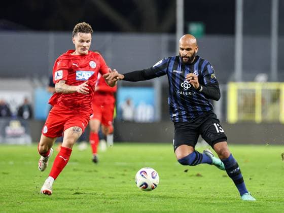 Terrence Boyd (SV Waldhof Mannheim, 13) im Zweikampf gegen Maik Groß (FC-Astoria Walldorf, 2) beim BfV Pokal-Viertelfinale: SV Waldhof Mannheim - 1860 München am 12.11.25 in Carl Benz Stadion, Mannheim xamx Foto: Alfio Marino