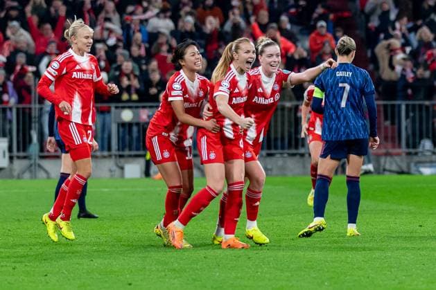 Die Muenchnerinnen bejubeln mit Glodis Perla Viggosdottir (FC Bayern Muenchen Frauen, 04) deren Tor zum 3:2 GER, FC Bayern Muenchen Frauen vs. Arsenal Woman FC, Fussball, Champions League Frauen, Ligaphase 3. Spieltag , Saison 2025 2026, 12.11.2025. GER, FC Bayern Muenchen Frauen vs. Arsenal Woman FC, Fussball, Champions League Frauen, Ligaphase 3. Spieltag , Saison 2025 2026, 12.11.2025. Muenchen Copyright: xEibner-Pressefoto FranzxFeinerx EP_HFR