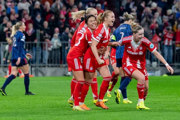 Die Muenchnerinnen bejubeln mit Glodis Perla Viggosdottir (FC Bayern Muenchen Frauen, 04) deren Tor zum 3:2 GER, FC Bayern Muenchen Frauen vs. Arsenal Woman FC, Fussball, Champions League Frauen, Ligaphase 3. Spieltag , Saison 2025 2026, 12.11.2025. GER, FC Bayern Muenchen Frauen vs. Arsenal Woman FC, Fussball, Champions League Frauen, Ligaphase 3. Spieltag , Saison 2025 2026, 12.11.2025. Muenchen Copyright: xEibner-Pressefoto FranzxFeinerx EP_HFR