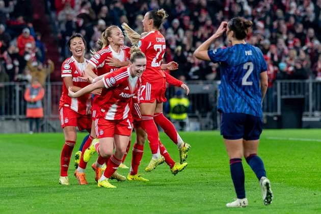 Die Muenchnerinnen bejubeln mit Glodis Perla Viggosdottir (FC Bayern Muenchen Frauen, 04) deren Tor zum 3:2 GER, FC Bayern Muenchen Frauen vs. Arsenal Woman FC, Fussball, Champions League Frauen, Ligaphase 3. Spieltag , Saison 2025 2026, 12.11.2025. GER, FC Bayern Muenchen Frauen vs. Arsenal Woman FC, Fussball, Champions League Frauen, Ligaphase 3. Spieltag , Saison 2025 2026, 12.11.2025. Muenchen Copyright: xEibner-Pressefoto FranzxFeinerx EP_HFR