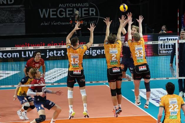 Berlin Recycling Volleys vs. SVG Lueneburg BERLIN, GERMANY - NOVEMBER 12: Daniel Gruvaeus (SVG Lüneburg, 2) smash aigainst Moritz Reichert (Berlin Recycling Volleys, 15) , Matthew Knigge (Berlin Recycling Volleys, 2) and Fedor Ivanov (Berlin Recycling Volleys, 33), during the VBL Bundesliga match between Berlin Recycling Volleys vs. SVG Lueneburg at Max-Schmeling-Halle on November 12, 2025 in Berlin, Germany. Copyright: xBEAUTIFULxSPORTS Frankex