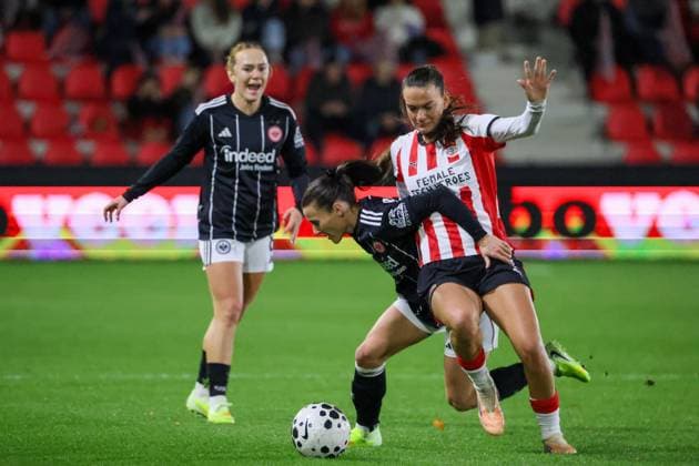 Eindhoven, Niederlande 12. November 2025: Europa Cup - Frauen- 1 8 Finale - 2025 2026 - PSV Eindhoven vs. Eintracht Frankfurt Im Bild: v.li. im Zweikampf Hayley Raso (SGE) und Riola Xhemaili (PSV) De Herdegang Copyright: xFotostandx xFantinix