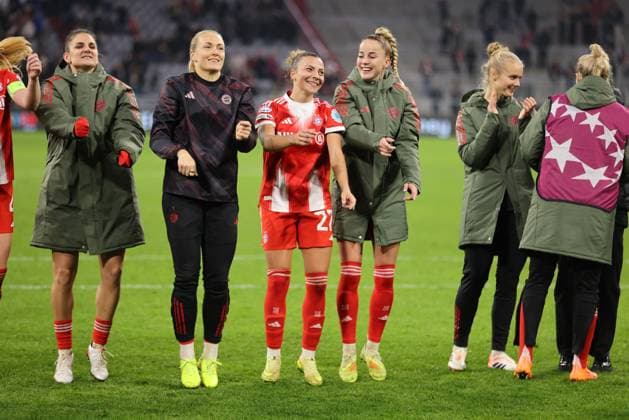 DEU, München, FC Bayern München vs Arsenal London, Women s Champions League, UEFA, Saison 2526, Allianz Arena, 3. Spieltag im Bild: Freude und Jubel, FC Bayern München gewinnt 3:2 gegen Arsenal DFB DFL REGULATIONS PROHIBIT ANY USE OF PHOTOGRAPHS AS IMAGE SEQUENCES AND OR QUASI-VIDEO, 12.11.2025 Copyright: HMBxMedia HendrikxHamelau