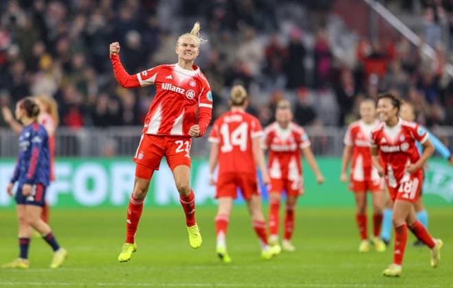 DEU, München, FC Bayern München vs Arsenal London, Women s Champions League, UEFA, Saison 2526, Allianz Arena, 3. Spieltag im Bild: Freude und Jubel, FC Bayern München gewinnt 3:2 gegen Arsenal, Pernille Harder (Bayern München 21) DFB DFL REGULATIONS PROHIBIT ANY USE OF PHOTOGRAPHS AS IMAGE SEQUENCES AND OR QUASI-VIDEO, 12.11.2025 Copyright: HMBxMedia HendrikxHamelau