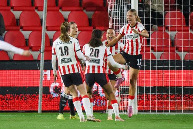 Eindhoven, Niederlande 12. November 2025: Europa Cup - Frauen- 1 8 Finale - 2025 2026 - PSV Eindhoven vs. Eintracht Frankfurt Im Bild: Torschützin Lore Jacobs (PSV), rechts im Bild, macht das Tor zum 1:0 für Eindhoven und jubelt mit ihren Mannschaftskolleginnen De Herdegang Copyright: xFotostandx xFantinix