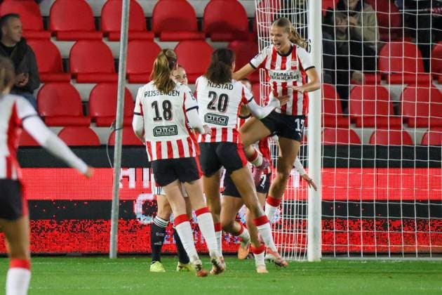 Eindhoven, Niederlande 12. November 2025: Europa Cup - Frauen- 1 8 Finale - 2025 2026 - PSV Eindhoven vs. Eintracht Frankfurt Im Bild: Torschützin Lore Jacobs (PSV), rechts im Bild, macht das Tor zum 1:0 für Eindhoven und jubelt mit ihren Mannschaftskolleginnen De Herdegang Copyright: xFotostandx xFantinix