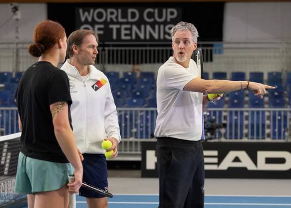 Billie Jean King Cup 2025 Play-Offs, TC Ismaning, Muenchen, Deutschland, Team Germany, DTB Trainer Dirk Dier, Mannschaftskapitaen Rainer Schuettler und Ella Seidel, Training, aufwaermen, Warm-up Tennis - Billie Jean King Cup 2025 - ITF Billie Jean King Cup - TC Ismaning - Ismaning - Bayern - Deutschland - 12 November 2025. Copyright: xJuergenxHasenkopfx