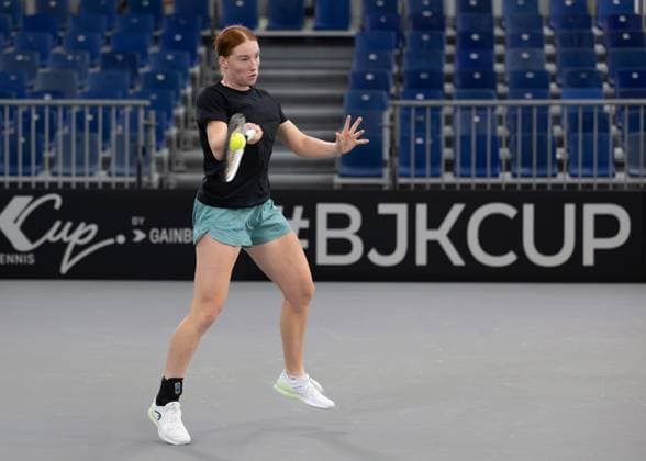 Billie Jean King Cup 2025 Play-Offs, TC Ismaning, Muenchen, Deutschland, Team Germany, Ella Seidel trainiert, Training, aufwaermen, Warm-up Tennis - Billie Jean King Cup 2025 - ITF Billie Jean King Cup - TC Ismaning - Ismaning - Bayern - Deutschland - 12 November 2025. Copyright: xJuergenxHasenkopfx