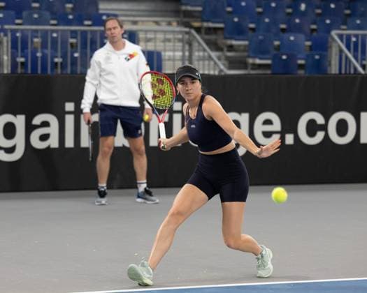 Billie Jean King Cup 2025 Play-Offs, TC Ismaning, Muenchen, Deutschland, Team Germany, Eva Lys beim Training, Mannschaftskapitaen Rainer Schuettler im Hintergrund, aufwaermen, Warm-up Tennis - Billie Jean King Cup 2025 - ITF Billie Jean King Cup - TC Ismaning - Ismaning - Bayern - Deutschland - 12 November 2025. Copyright: xJuergenxHasenkopfx