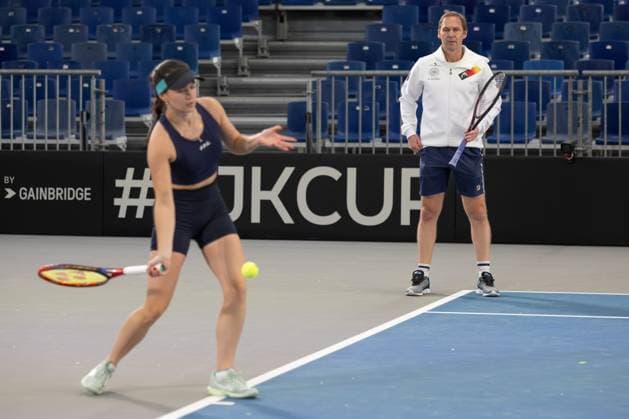 Billie Jean King Cup 2025 Play-Offs, TC Ismaning, Muenchen, Deutschland, Team Germany, Eva Lys beim Training, Mannschaftskapitaen Rainer Schuettler im Hintergrund, aufwaermen, Warm-up, Mannschaftskapitaen Rainer Schuettler, Eva Lys im Vordergrund, Training Tennis - Billie Jean King Cup 2025 - ITF Billie Jean King Cup - TC Ismaning - Ismaning - Bayern - Deutschland - 12 November 2025. Billie Jean King Cup 2025 Play-Offs, TC Ismaning, Muenchen, Deutschland, Team Germany, Eva Lys beim Training, Mannschaftskapitaen Rainer Schuettler im Hintergrund, aufwaermen, Warm-up Tennis - Billie Jean King Cup 2025 - ITF Billie Jean King Cup - TC Ismaning - Ismaning - Bayern - Deutschland - 12 November 2025. Copyright: xJuergenxHasenkopfx