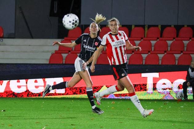 Eindhoven, Niederlande 12. November 2025: Europa Cup - Frauen- 1 8 Finale - 2025 2026 - PSV Eindhoven vs. Eintracht Frankfurt Im Bild: v.li. Laura Freigang (SGE) und Melanie Bross (PSV) De Herdegang Copyright: xFotostandx xFantinix