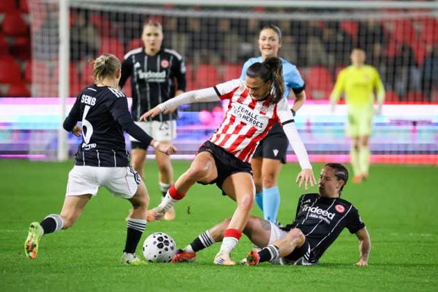 Eindhoven, Niederlande 12. November 2025: Europa Cup - Frauen- 1 8 Finale - 2025 2026 - PSV Eindhoven vs. Eintracht Frankfurt Im Bild: v.li. im Zweikampf Elisa Senß Senss (SGE), Riola Xhemaili (PSV) und Geraldine Reuteler (SGE) De Herdegang Copyright: xFotostandx xFantinix