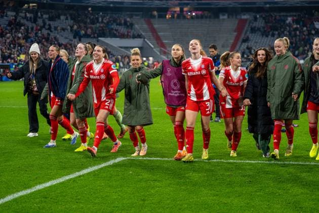 Die Spielerinnen des FC Bayern Sarah Zadrazil (25 FC Bayern) , Klara Bühl (17 FC Bayern) , Alara Sehitler (14 Bayern), Vanessa Gilles (2 Bayern) , Linda Dallmann (10 FC Bayern) , Katharina Naschenweng (19 FC Bayern) , Stine Ballisager (3 Bayern) , Georgia Stanway (31 FC Bayern) , Tuva Hansen (6 FC Bayern) und Lea Schüller (11 Bayern) feiern mit den Fans nach dem UEFA Womens Champions League Spiel FC Bayern München - Arsenal Women FC am 12.11.2025. München Allianz Arena Bayern Deutschland