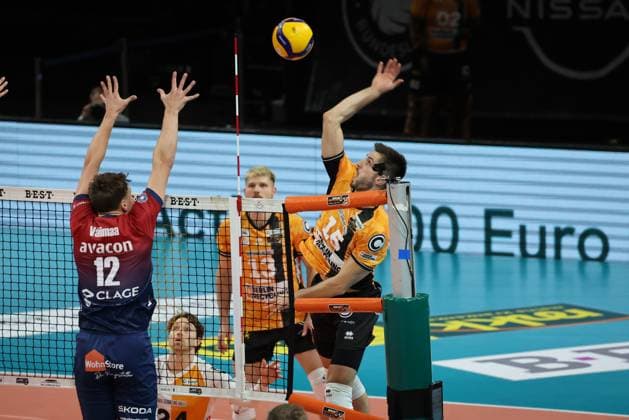Berlin Recycling Volleys vs. SVG Lueneburg BERLIN, GERMANY - NOVEMBER 12: Moritz Reichert (Berlin Recycling Volleys, 15) seen in action, Block Santeri Välimaa (SVG Lüneburg, 12), during the VBL Bundesliga match between Berlin Recycling Volleys vs. SVG Lueneburg at Max-Schmeling-Halle on November 12, 2025 in Berlin, Germany. Copyright: xBEAUTIFULxSPORTS Frankex