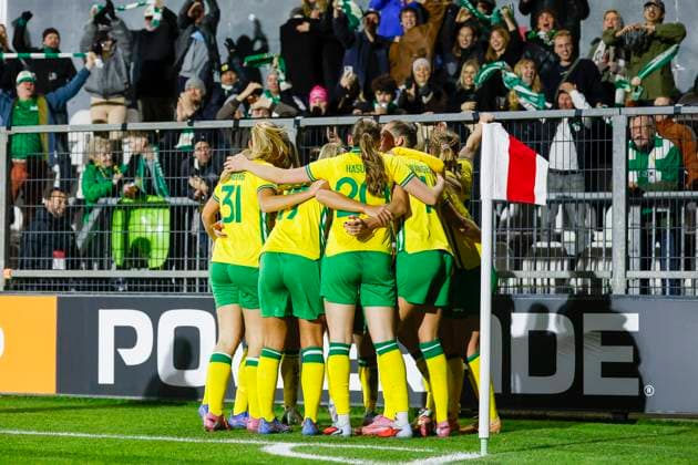 251112 Anna Josendal of Hammarby celebrate with team mates after scoring the 0-2 goal during the UEFA Women s Europa Cup between Ajax and Hammarby on November 12, 2025 in Amsterdam. Photo: Toon Dompeling BILDBYRAN kod XY XY0084 fotboll football soccer fotball europa cup ajax hammarby uefa womens europa cup dam bbeng jubel Copyright: TONxDOMPELING BB251112BB482