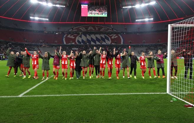Fussball, Frauen, Frauen Champions League, 3.Spieltag, Saison 2025 2026, FC Bayern München - FC Arsenal, Allianz Arena Die Mannschaft des FC Bayern München Frauen nach Spielende beim Feiern bei den Fans in der Südkurve