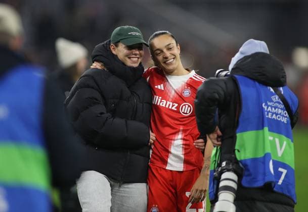 Fussball, Frauen, Frauen Champions League, 3.Spieltag, Saison 2025 2026, FC Bayern München - FC Arsenal, Allianz Arena Lena Oberdorf (FC Bayern München) (li.) mit Natalia Padilla-Bidas (FC Bayern München) (re.) ausgelassen nach dem Spiel