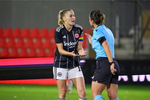 Eindhoven, Niederlande 12. November 2025: Europa Cup - Frauen- 1 8 Finale - 2025 2026 - PSV Eindhoven vs. Eintracht Frankfurt Im Bild: v.li. Laura Freigang (SGE) und Schiedsrichterin Deborah Bianchi (Italien) diskutieren De Herdegang Copyright: xFotostandx xFantinix