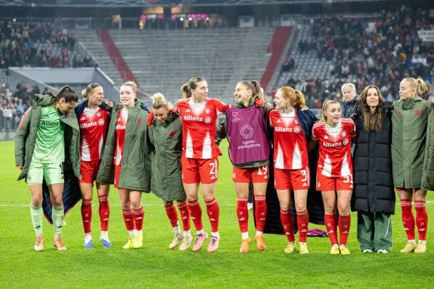 Siegesjubel FC Bayern Frauen bei den Fans, 3:2, FC Bayern Frauen Muenchen - FC Arsenal, Champions League 3. Spieltag, 12.11.25 DFB regulations prohibit any use of photographs as image sequences and or quasi-video. (kolbert-press) Muenchen Bayern Deutschland