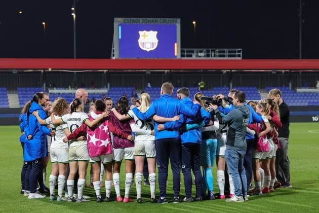 251112 UWCL Barcelona vs OH Leuven OHL players and staff in a huddle after the soccer match between Barcelona (ESP) and OH Leuven (BEL), match day 3 of league phase of 2025-2026 season of UEFA Womens Champions League , on Wednesday 12 November 2025 in Barcelona, Spain. PHOTO SPORTPIX Sevil OKTEM BARCELONA Estadi Johan Cruyff SPAIN  Copyright: xSportpix.bex xSevilxOktemxSevilxOktemx