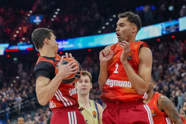 Vladimir Lucic (FC Bayern Basketball, 11) mit Ball mit Oscar da Silva (FC Bayern Basketball, 01), GER, FC Bayern Basketball vs. FC Barcelona, Barca Basketball, Euroleague, 10. Spieltag, Saison 2025 2026, 12.11.2025, GER, FC Bayern Basketball vs. FC Barcelona, Basketball, Euroleague, 10. Spieltag, Saison 2025 2026, 12.11.2025 Muenchen Copyright: xEibner-Pressefoto JennixMaulx EP_JML