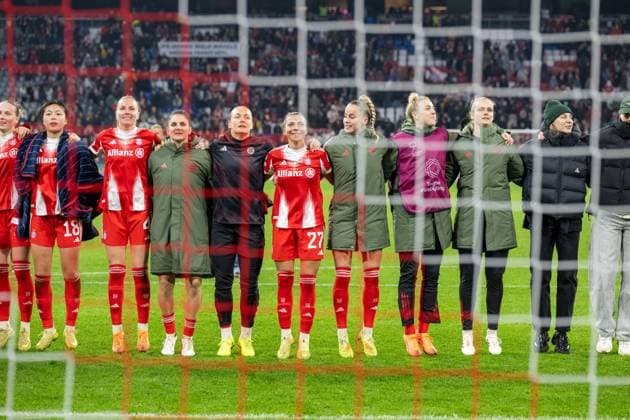 Siegesjubel FC Bayern Frauen bei den Fans, 3:2, FC Bayern Frauen Muenchen - FC Arsenal, Champions League 3. Spieltag, 12.11.25 DFB regulations prohibit any use of photographs as image sequences and or quasi-video. (kolbert-press) Muenchen Bayern Deutschland