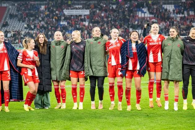 Siegesjubel FC Bayern Frauen bei den Fans, 3:2, FC Bayern Frauen Muenchen - FC Arsenal, Champions League 3. Spieltag, 12.11.25 DFB regulations prohibit any use of photographs as image sequences and or quasi-video. (kolbert-press) Muenchen Bayern Deutschland