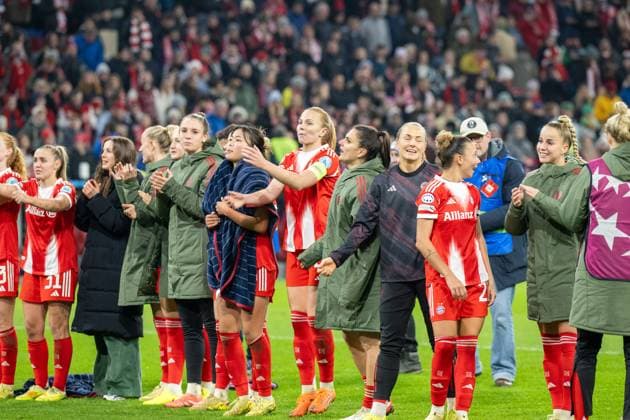 Siegesjubel FC Bayern Frauen bei den Fans, 3:2, FC Bayern Frauen Muenchen - FC Arsenal, Champions League 3. Spieltag, 12.11.25 DFB regulations prohibit any use of photographs as image sequences and or quasi-video. (kolbert-press) Muenchen Bayern Deutschland