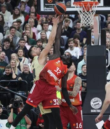Barcelonas 44 PARRA vs Bayerns 32 Wenyen GABRIEL. Basketball: Bayern - Barcelona. Euroleague, FC Bayern Basketball - FC Barcelona, Barca Runde 10, Saison 2025-2026, am 12.11.2025 in Muenchen, S A P G A R D E N, Deutschland. Quelle Copyright Credit : Oryk HAIST