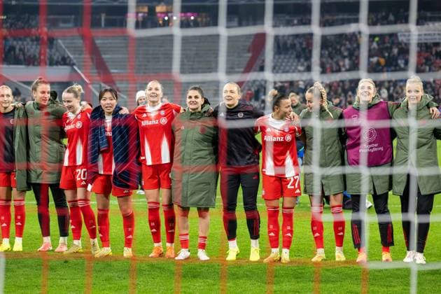 Siegesjubel FC Bayern Frauen bei den Fans, 3:2, FC Bayern Frauen Muenchen - FC Arsenal, Champions League 3. Spieltag, 12.11.25 DFB regulations prohibit any use of photographs as image sequences and or quasi-video. (kolbert-press) Muenchen Bayern Deutschland