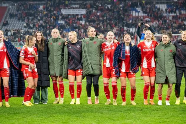 Siegesjubel FC Bayern Frauen bei den Fans, 3:2, FC Bayern Frauen Muenchen - FC Arsenal, Champions League 3. Spieltag, 12.11.25 DFB regulations prohibit any use of photographs as image sequences and or quasi-video. (kolbert-press) Muenchen Bayern Deutschland