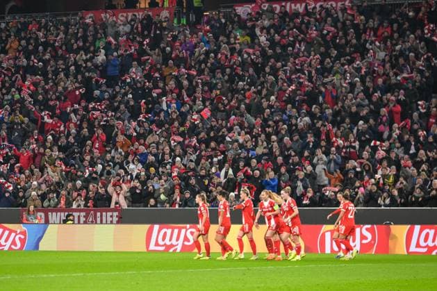 Fußball, UEFA Womens Champions League, 20251112, FC Bayern München - Arsenal WFC. Im Bild Bayern Torjubel bejubelt Jubel Tor 3:2. München Allianz Arena Bayern Deutschland Copyright: Passion2Press MarkusxFischerx