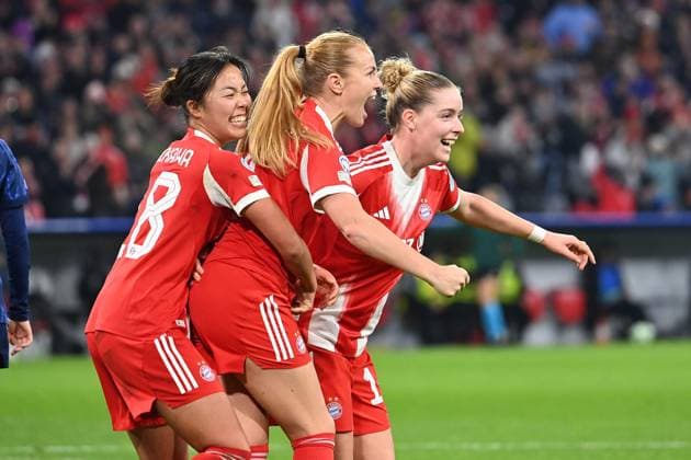 Torjubel v.li:Momoko TANIKAWA (FCB), Torschuetzin Glodis Perla VIGGOSDOTTIR (FCB), Alara SEHITLER (FCB) nach Tor zum 3-2, Jubel,Freude,Begeisterung, Aktion. FC Bayern Muenchen - Arsenal WFC 3-2 Fussball Champions League der Frauen Matchday 3 am 12.11.2025 A L L I A N Z A R E N A .
