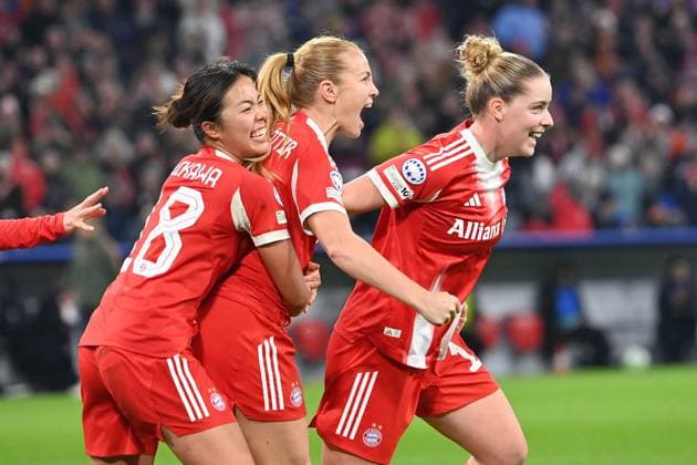 Torjubel v.li:Momoko TANIKAWA (FCB), Torschuetzin Glodis Perla VIGGOSDOTTIR (FCB), Alara SEHITLER (FCB) nach Tor zum 3-2, Jubel,Freude,Begeisterung, Aktion. FC Bayern Muenchen - Arsenal WFC 3-2 Fussball Champions League der Frauen Matchday 3 am 12.11.2025 A L L I A N Z A R E N A .