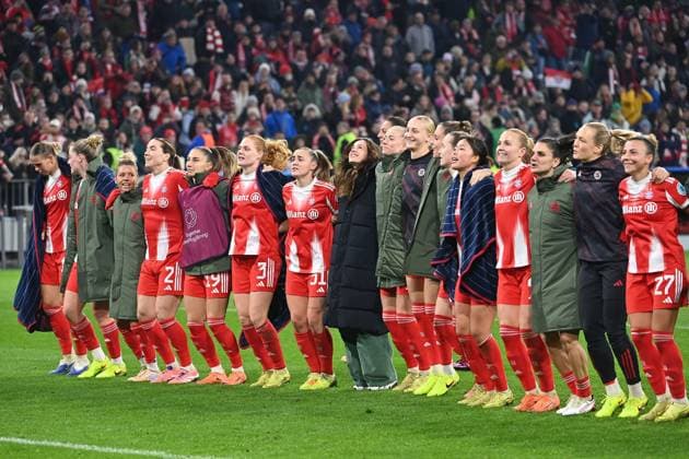 Schlussjubel, Teamfoto,Team,Mannschaft,Mannschaftsfoto, Jubel,Freude,Begeisterung, Aktion. FC Bayern Muenchen - Arsenal WFC 3-2 Fussball Champions League der Frauen Matchday 3 am 12.11.2025 A L L I A N Z A R E N A .