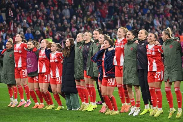 Schlussjubel, Teamfoto,Team,Mannschaft,Mannschaftsfoto, Jubel,Freude,Begeisterung, Aktion. FC Bayern Muenchen - Arsenal WFC 3-2 Fussball Champions League der Frauen Matchday 3 am 12.11.2025 A L L I A N Z A R E N A .