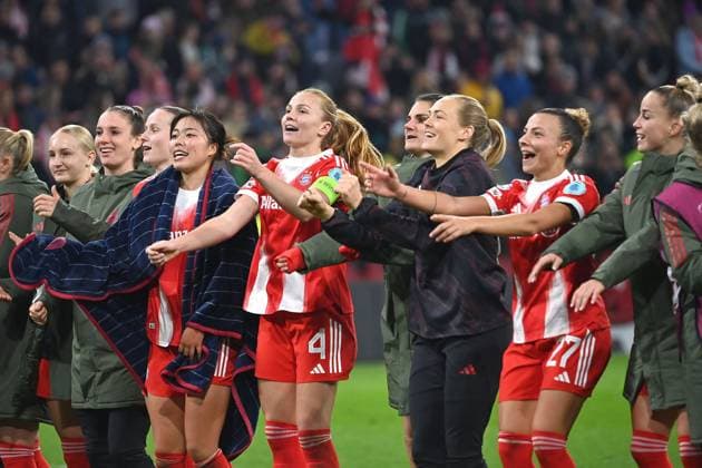 Schlussjubel, Teamfoto,Team,Mannschaft,Mannschaftsfoto, Jubel,Freude,Begeisterung, Aktion. FC Bayern Muenchen - Arsenal WFC 3-2 Fussball Champions League der Frauen Matchday 3 am 12.11.2025 A L L I A N Z A R E N A .
