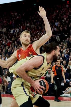Turkish Airlines EuroLeague Basketball, FC Bayern Munich Basketball vs FC Barcelona, Barca München FC Bayern Basketball, Munich FC Bayern Basketball, Barcelona FC, 2025-11-12 in München (SAP Garden) SHENGELIA Tornike (FC Barcelona Center (Nr.23) (BAR23)), GIFFEY Niels (FC Bayern Munich Basketball Forward (Nr5) BAY5 ) sportworld München SAP Garden Bayern Deutschland