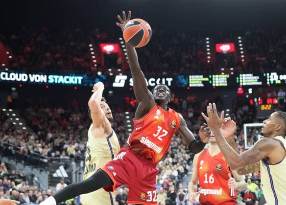Wiederholter Ballverlust . . . Bayerns 32 Wenyen GABRIEL. Basketball: Bayern - Barcelona. Euroleague, FC Bayern Basketball - FC Barcelona, Barca Runde 10, Saison 2025-2026, am 12.11.2025 in Muenchen, S A P G A R D E N, Deutschland. Quelle Copyright Credit : Oryk HAIST