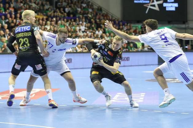 12.11.2025, xtgx, Handball, EHF Champions League, SC Magdeburg - HC Zagreb v.l Roko Trivkovic (Zagreb, 77), Gisli Thorgeir Kristjansson (Magdeburg, 10) Zweikampf, Duell, Kampf, tackle . Magdeubrg