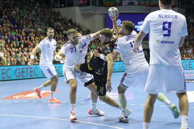 12.11.2025, xtgx, Handball, EHF Champions League, SC Magdeburg - HC Zagreb v.l. Roko Trivkovic (Zagreb, 77), Philipp Weber (Magdeburg, 20), Ihar Bialiauski (Zagreb, 44) Zweikampf, Duell, Kampf, tackle Magdeubrg *** 12 11 2025, xtgx, Handball, EHF Champions League, SC Magdeburg HC Zagreb v l Roko Trivkovic Zagreb, 77 , Philipp Weber Magdeburg, 20 , Ihar Bialiauski Zagreb, 44 duel, duel, fight, tackle Magdeubrg