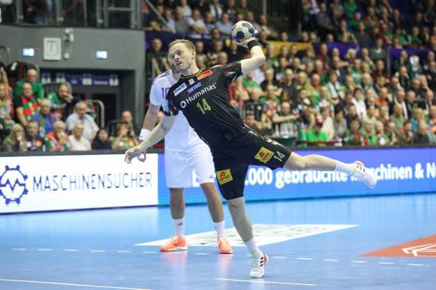 12.11.2025, xtgx, Handball, EHF Champions League, SC Magdeburg - HC Zagreb v.l. Omar Ingi Magnusson (Magdeburg, 14) wirft Tor, Torschuetze, erzielt Tor, Treffer, scores the goal Siebenmeter Magdeubrg