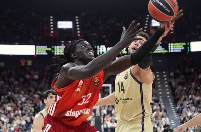 Wiederholter Ballverlust . . . Bayerns 32 Wenyen GABRIEL. Basketball: Bayern - Barcelona. Euroleague, FC Bayern Basketball - FC Barcelona, Barca Runde 10, Saison 2025-2026, am 12.11.2025 in Muenchen, S A P G A R D E N, Deutschland. Quelle Copyright Credit : Oryk HAIST