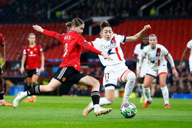 Manchester United, ManU v Paris Saint-Germain, Manchester, UK - 12 November 2025 Jess Park of Manchester United has shot blocked by Romee Leuchter of Paris Saint-Germain FC during the Women™s Champions League Matchday 3 between Manchester United and Paris Saint-Germain at Old Trafford on 12 November 2025 in Manchester, England (Photo by Steve Taylor PPAUK) Manchester Old Trafford Greater Manchester England Copyright: xStevexTaylor PPAUKx PPA-229465