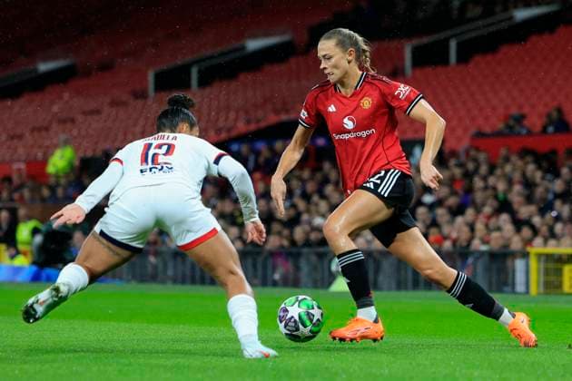 Manchester United, ManU Women v Paris Saint-Germain Feminine UEFA Women s Champions League 12 11 2025. Fridolina Rolfo (12) of Manchester United tries to get past Isabela (12) of Paris St Germain during the UEFA Women s Champions League match between Manchester United Women and Paris Saint-Germain Feminine at Old Trafford, Manchester, England on 12 November 2025. Manchester Old Trafford Greater Manchester England Editorial use only , Copyright: xConorxMolloyx PSI-23211-0023
