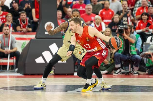 Andreas Obst (FC Bayern Basketball, 13) mit Will Clyburn FC Barcelona, Barca Basket, 21), GER, FC Bayern Basketball vs. FC Barcelona, Basketball, Euroleague, 10. Spieltag, Saison 2025 2026, 12.11.2025, GER, FC Bayern Basketball vs. FC Barcelona, Basketball, Euroleague, 10. Spieltag, Saison 2025 2026, 12.11.2025 Muenchen Copyright: xEibner-Pressefoto JennixMaulx EP_JML