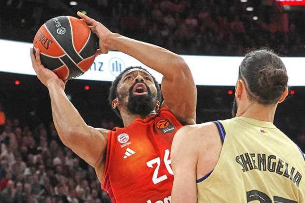 26 Spencer Dinwiddie (FCBB) gegen 23 Tornike Shengelia (Barcelona) Zweikampf, Aktion Basketball EuroLeague FC Bayern München - FC Barcelona, Barca SAP Garden 12.11.2025 FOTO: Mladen Lackovic LakoPress